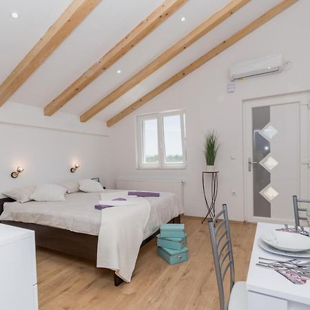 Studio Apartment Harmony Np Krka Лозовац Екстер'єр фото